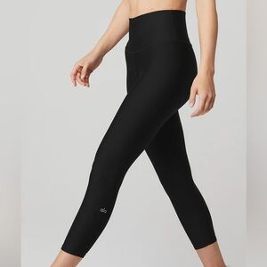 ALO High-Waist Airlift Capri in Black